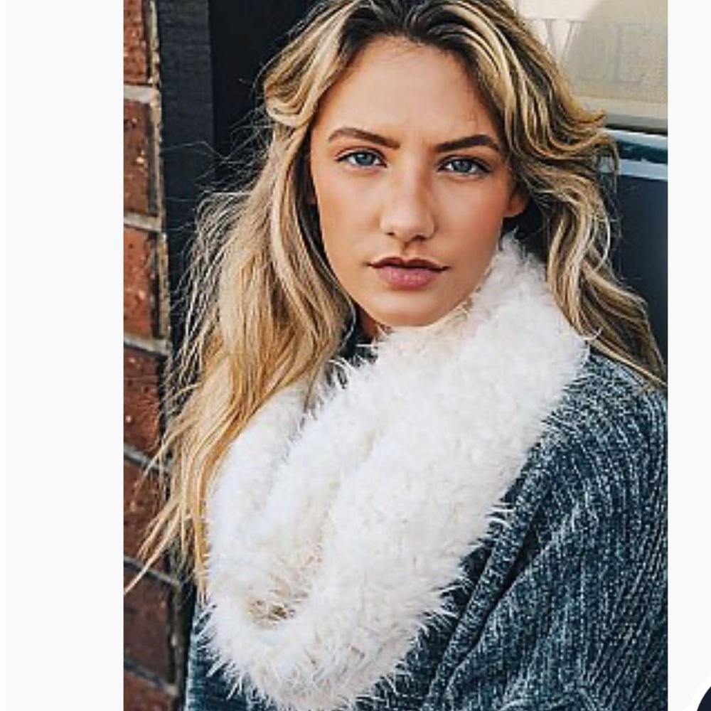 Maurices women’s Faux Fur fluffy winter infinity Scarf, ivory, off wht one size
